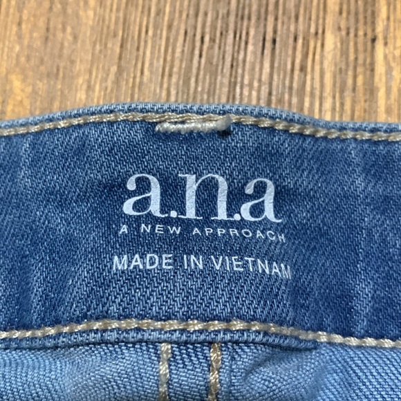 a.n.a - Cuffed 5” Denim Shorts - Size 8 - bleached and distressed medium blue - Picture 4 of 6